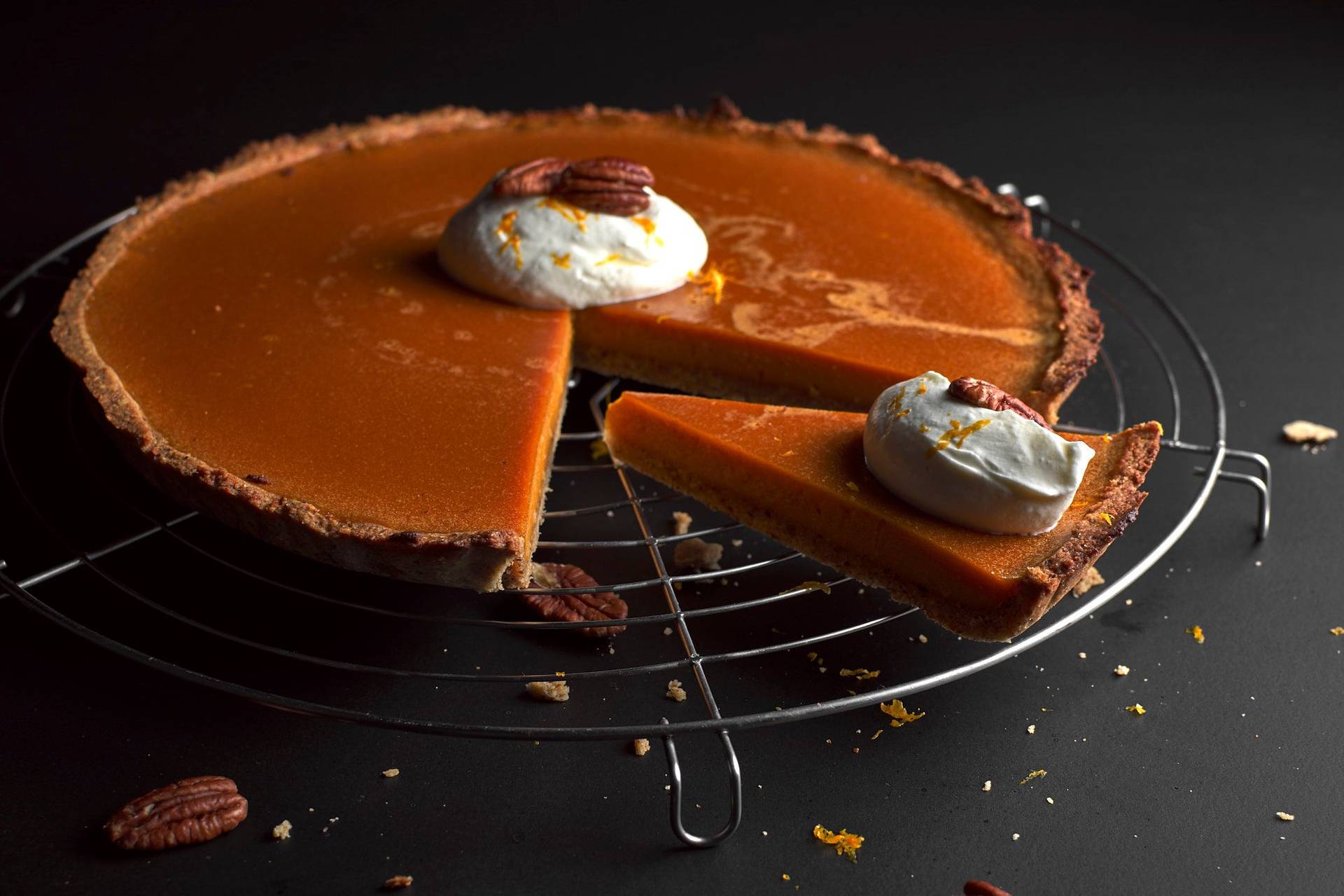 cremige-kuerbis-tarte cremige kürbis tarte auf einem gitter mit schwarzem hintergrund