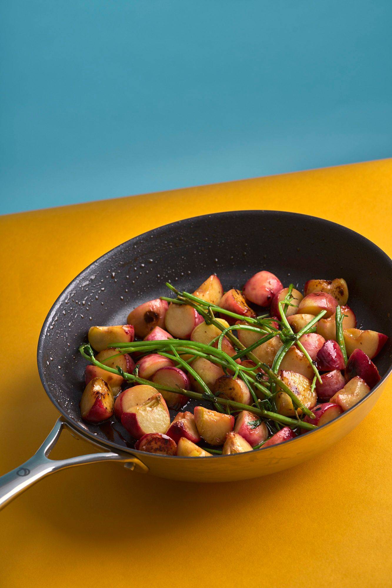 gegrillte-pfirsiche gegrillte pfirsiche in einer olav pfanne mit gelbem und blauem hintergrund