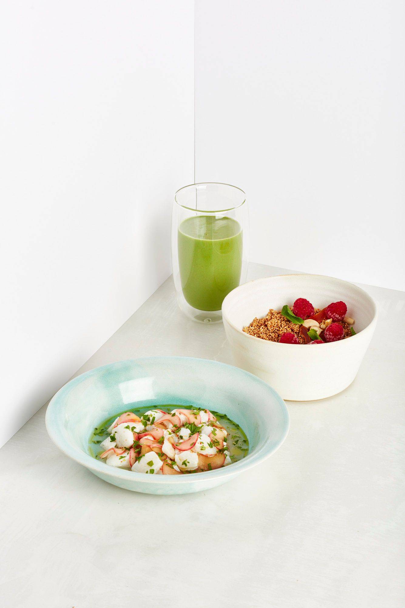 katerfruehstueck-aus-sauerampfer-smoothie-amaranth-bowl-und-rhabarber-ceviche katerfrühstück aus sauerampfer smoothie amaranth bowl und rhabarber ceviche auf weißem hintergrund