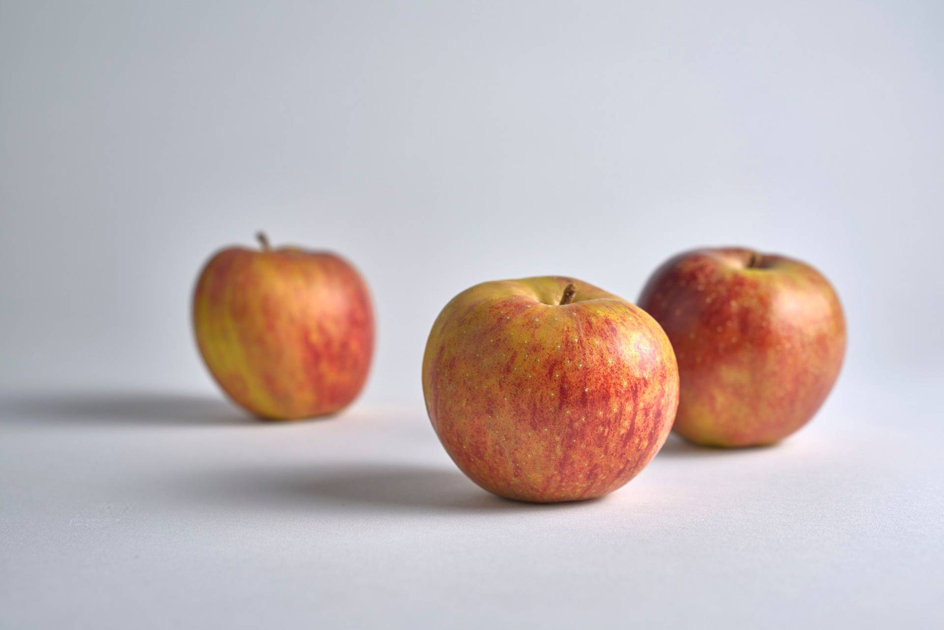 apples three red apples with white background