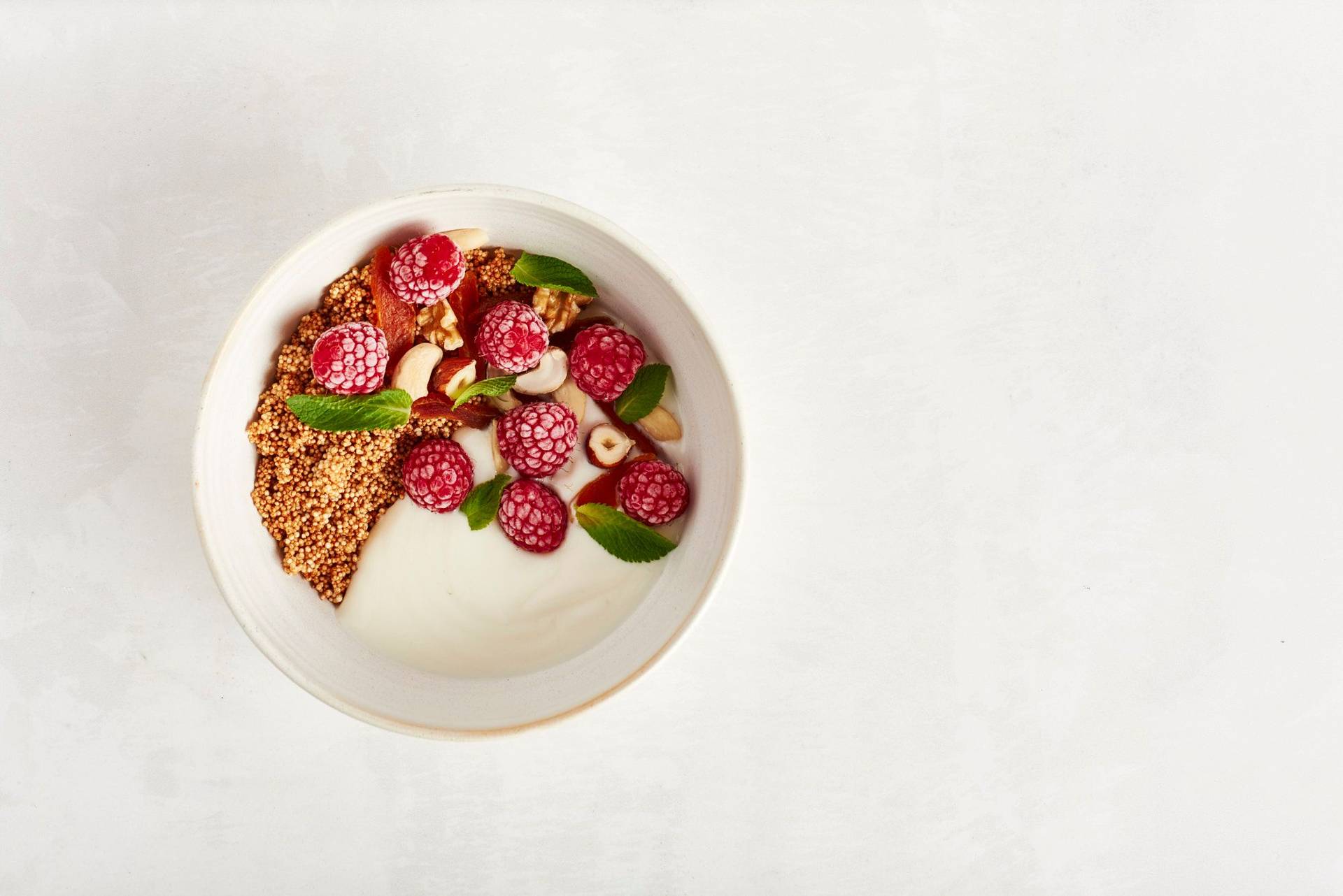 amaranth-fruehstuecks-bowl-mit-beeren amaranth frühstücks bowl mit beeren auf weißem hintergrund