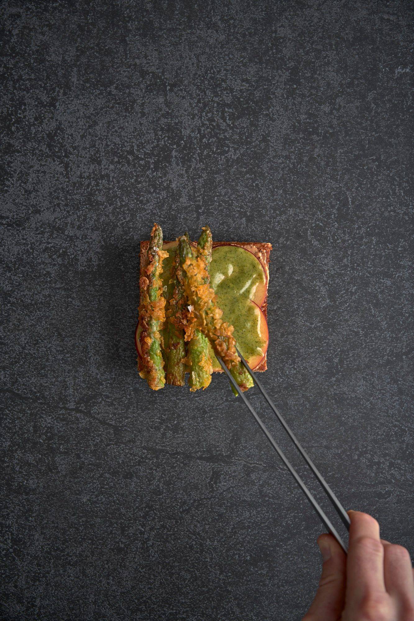 vegetarisches-spargel-katsu-sando-mit-nektarine-und-minz-mayonnaise-zusammensetzen vegetarisches spargel katsu sando mit nektarine und minz mayonnaise zusammensetzen auf grauem sapienstone top