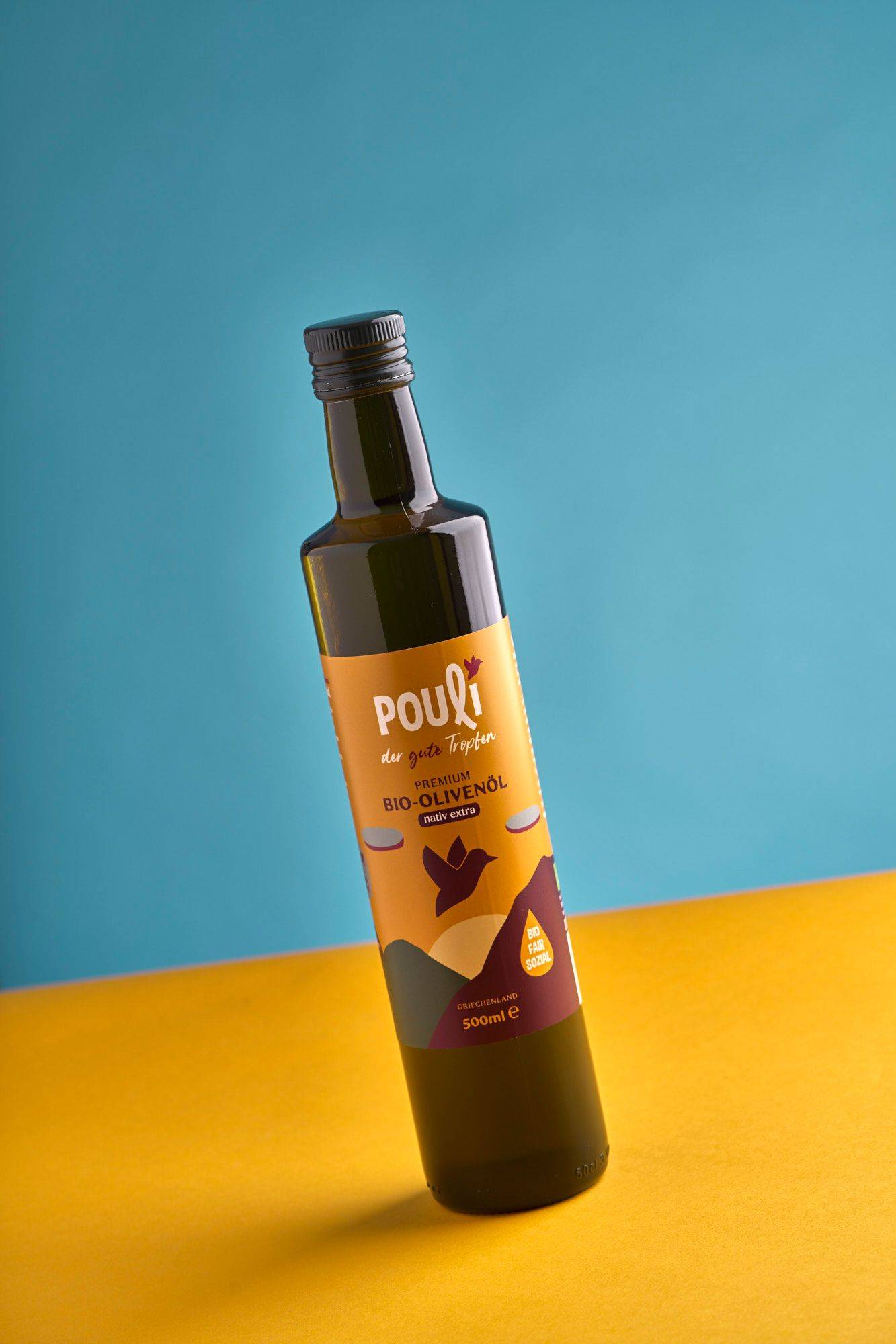 pouli-bio-olivenoel eine flasche pouli bio olivenöl aus griechenland mit gelbem und blauem hintergrund