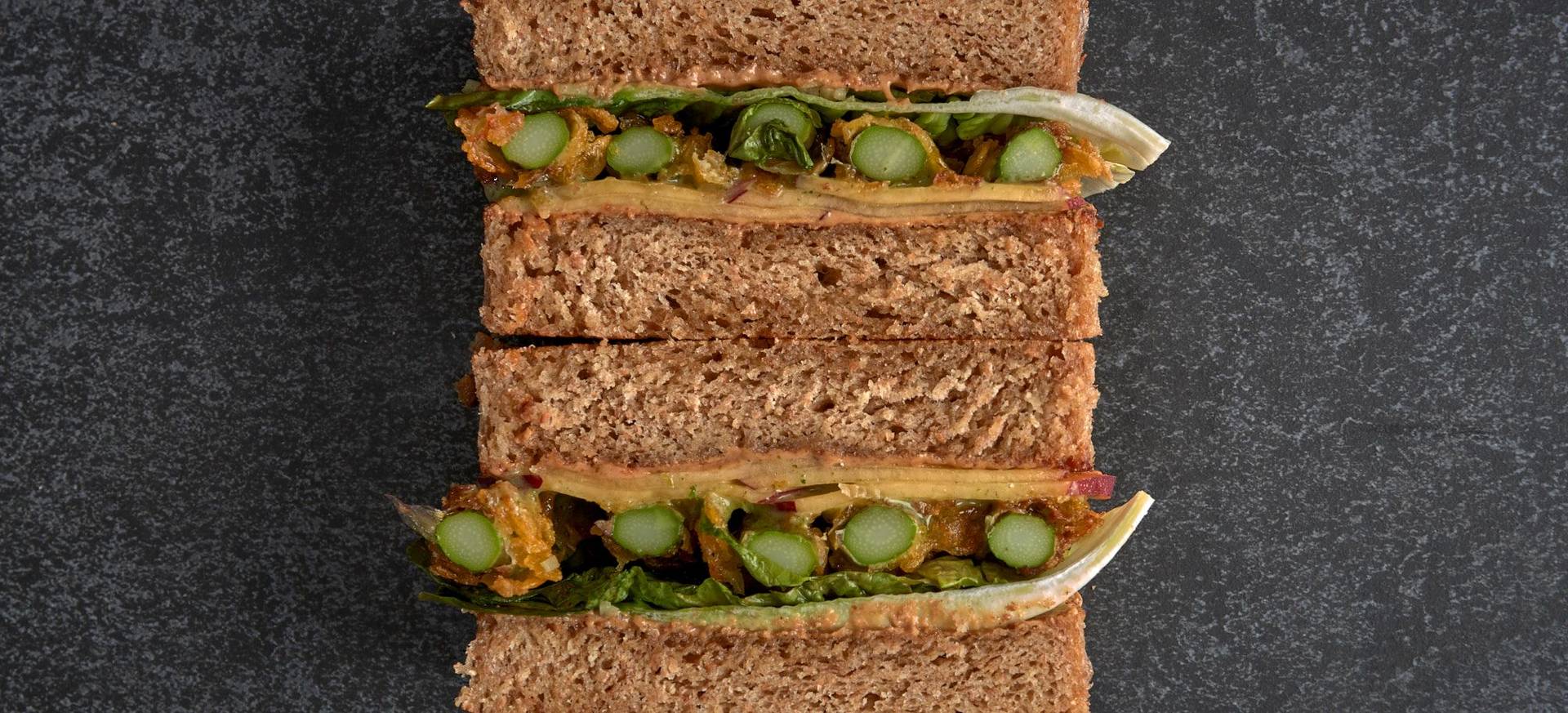 Vegetarisches Spargel Katsu Sando mit Nektarine & Minz Mayonnaise