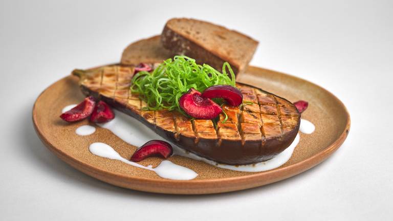 Miso Gebackene Aubergine mit Kirschen & Sauerteigbrot