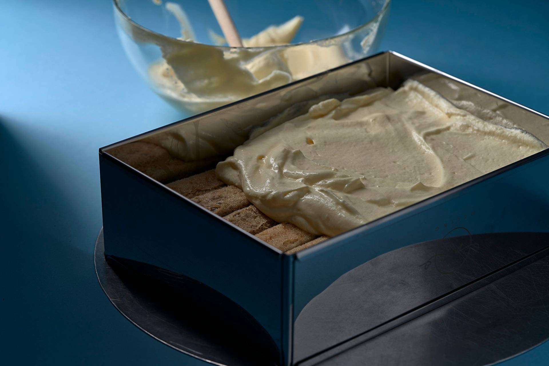 original-italienisches-tiramisu-dessert-einschichten original italienisches tiramisu dessert einschichten mit blauem hintergrund