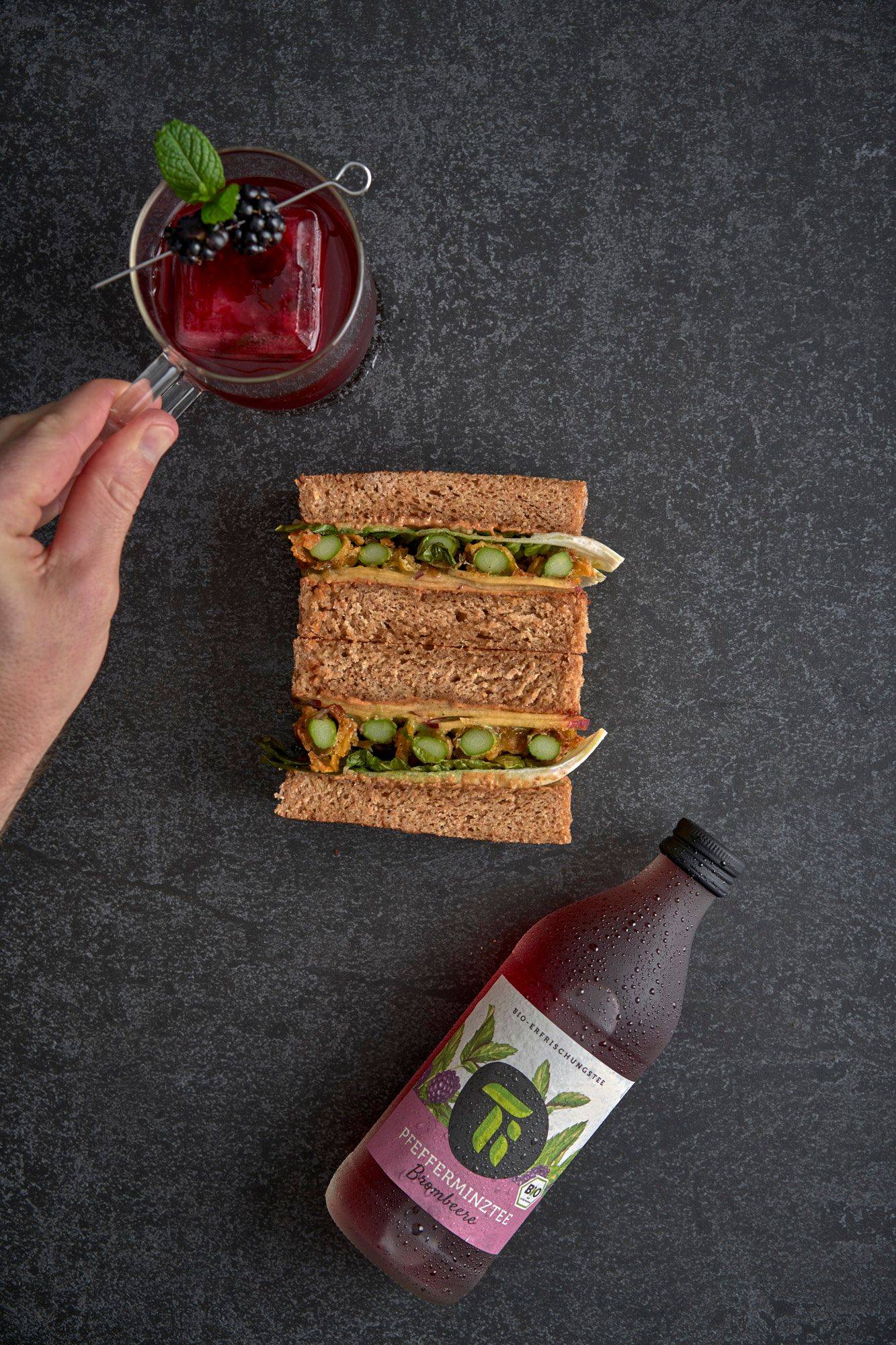 vegetarisches-spargel-katsu-sando-mit-nektarine-und-minz-mayonnaise vegetarisches spargel katsu sando mit nektarine und minz mayonnaise mit ti erfrischungstee minze brombeere auf grauem sapienstone top