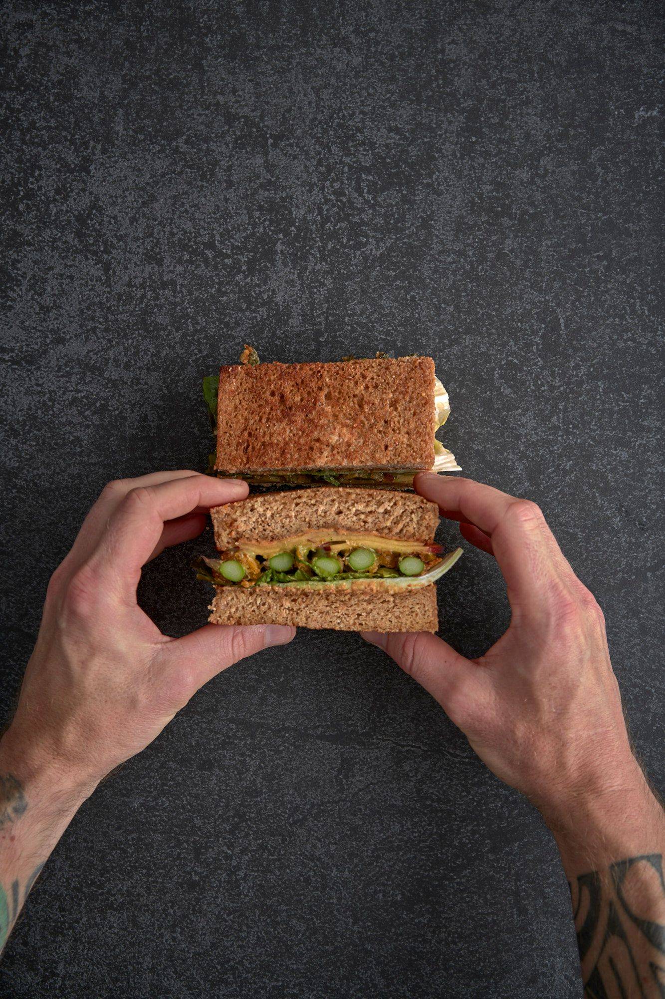 vegetarisches-spargel-katsu-sando-mit-nektarine-und-minz-mayonnaise-zusammensetzen vegetarisches spargel katsu sando mit nektarine und minz mayonnaise zusammensetzen auf grauem sapienstone top