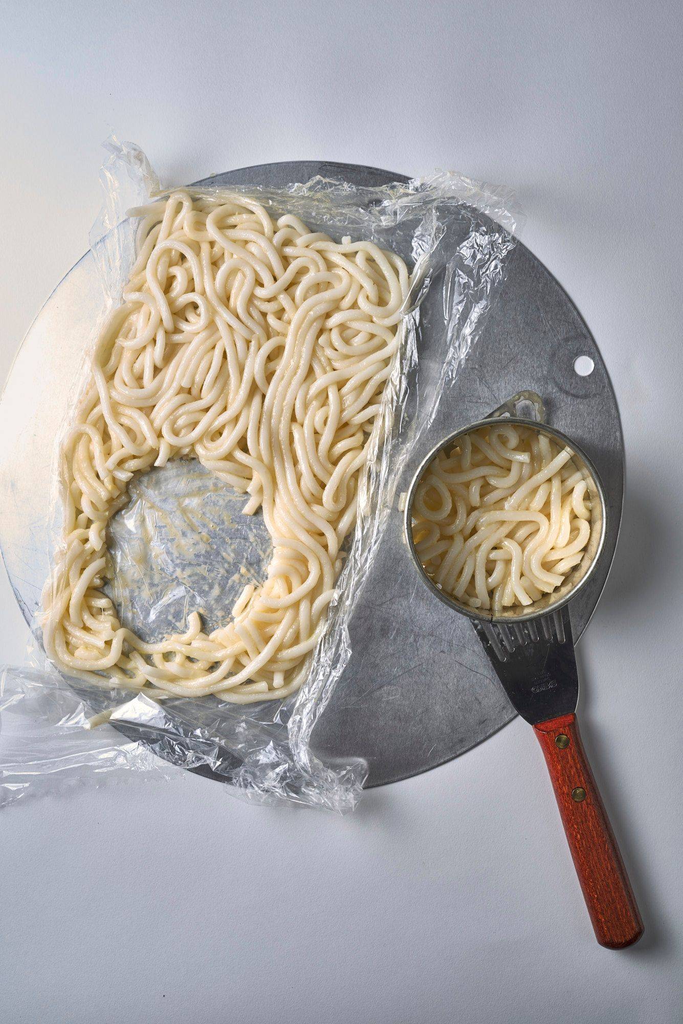 udon-noodles-burger-bun making udon noodle burger buns with white background
