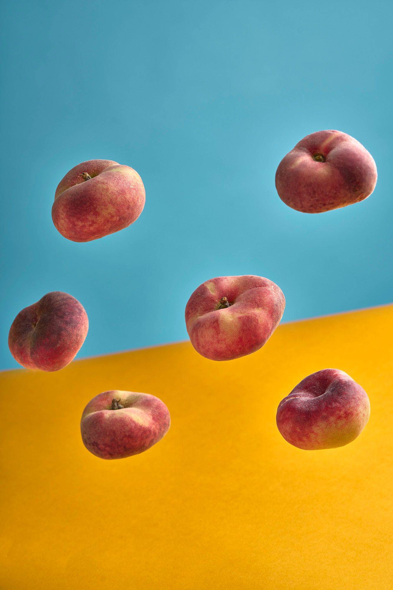weisse-pfirsiche sechs weiße pfirsiche mit gelbem und blauem hintergrund