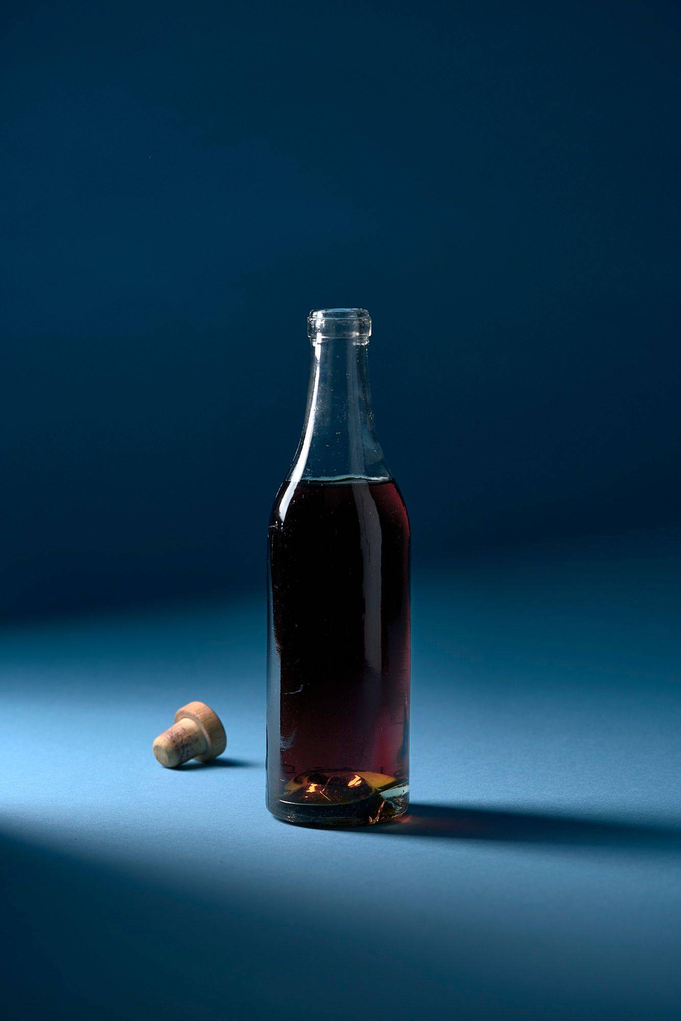 italienischer-marsala-wein italienischer marsala wein mit blauem hintergrund