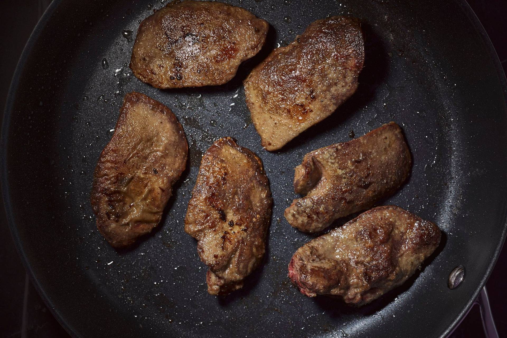 seared-chicken-liver seared chicken liver in a pan