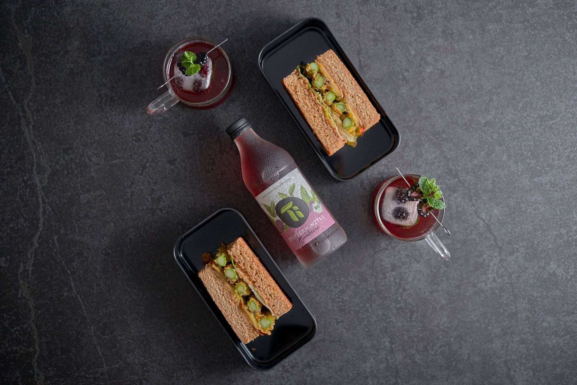 vegetarisches-spargel-katsu-sando-mit-nektarine-und-minz-mayonnaise vegetarisches spargel katsu sando mit nektarine und minz mayonnaise mit ti erfrischungstee minze brombeere auf grauem sapienstone top