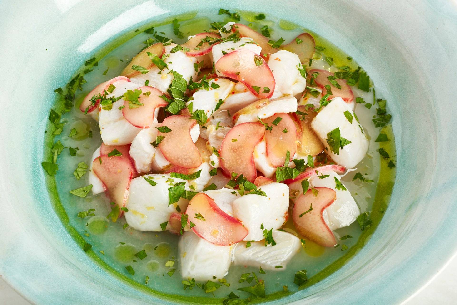 rhabarber-ceviche rhabarber ceviche in eienm türkisen teller