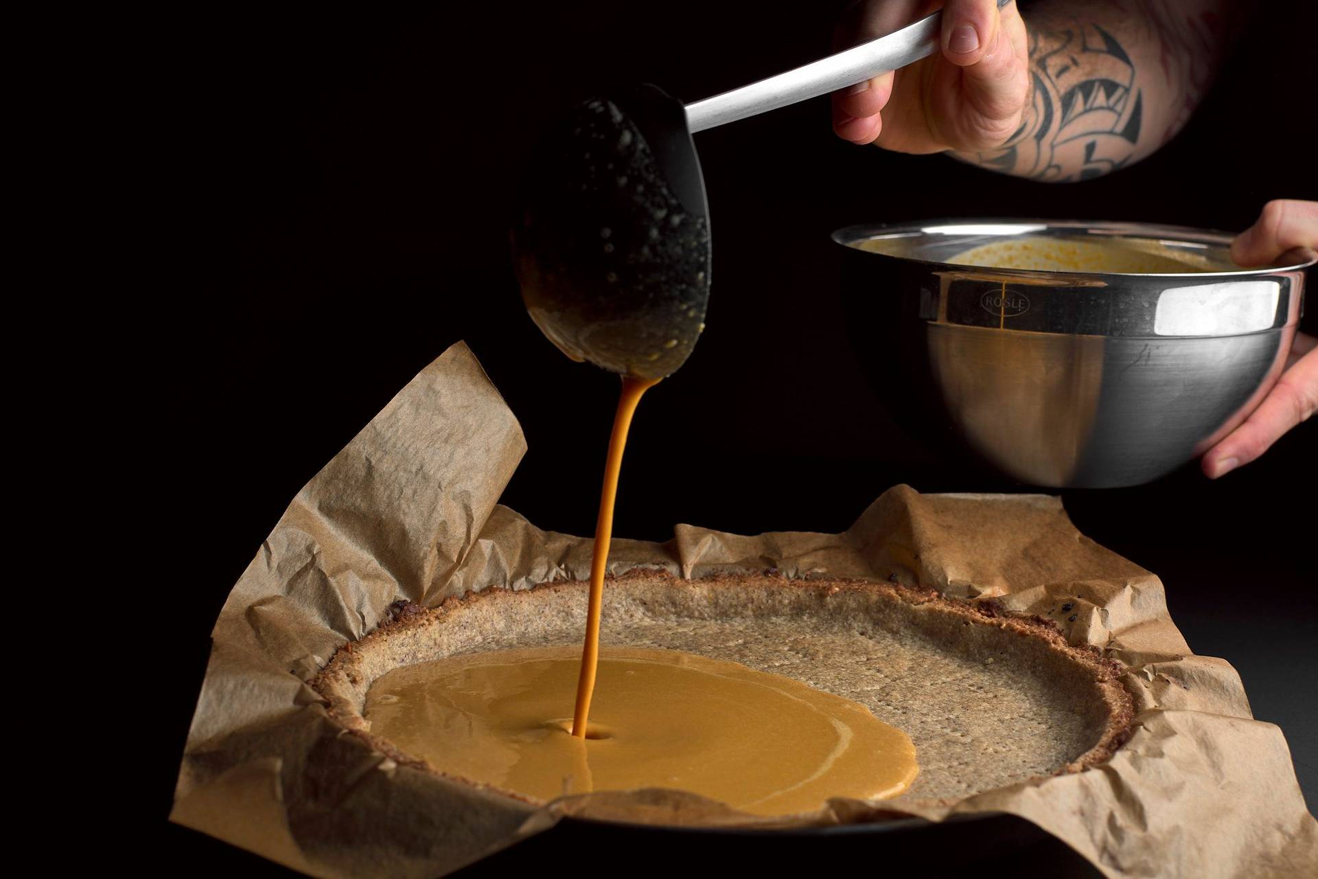 kuerbis-tarte-fuellung kürbis tarte füllung mit schwarzem hintergrund