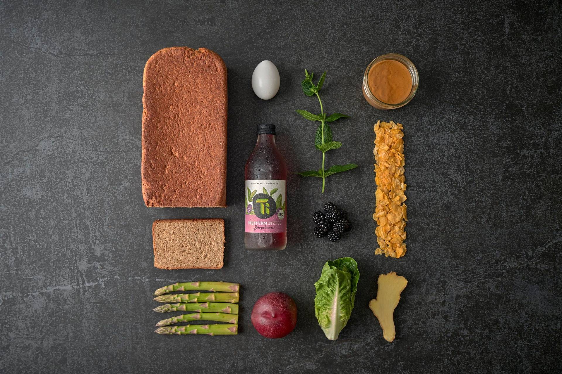 zutaten-fuer-vegetarisches-spargel-katsu-sando-mit-nektarine-und-minz-mayonnaise zutaten für vegetarisches spargel katsu sando mit nektarine und minz mayonnaise mit ti erfrischungstee minze brombeere auf grauem sapienstone top