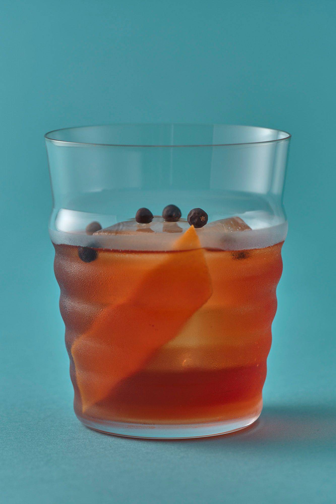 negroni-aperitif-with-the-london-number-one-gin negroni aperitif with the london number one gin on blue background