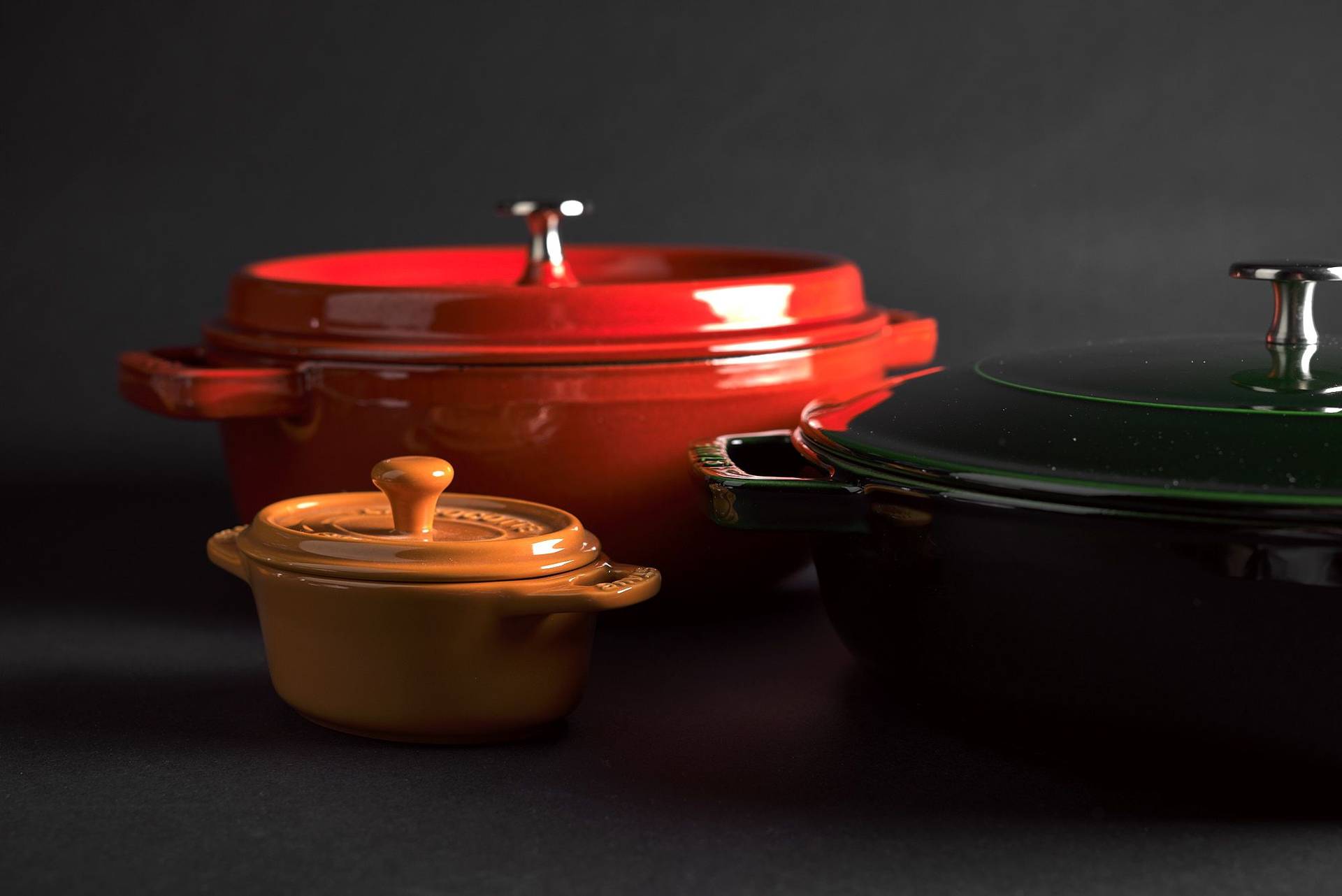 staub-la-cocotte-cast-iron-pots staub la cocotte cast iron pots on black background