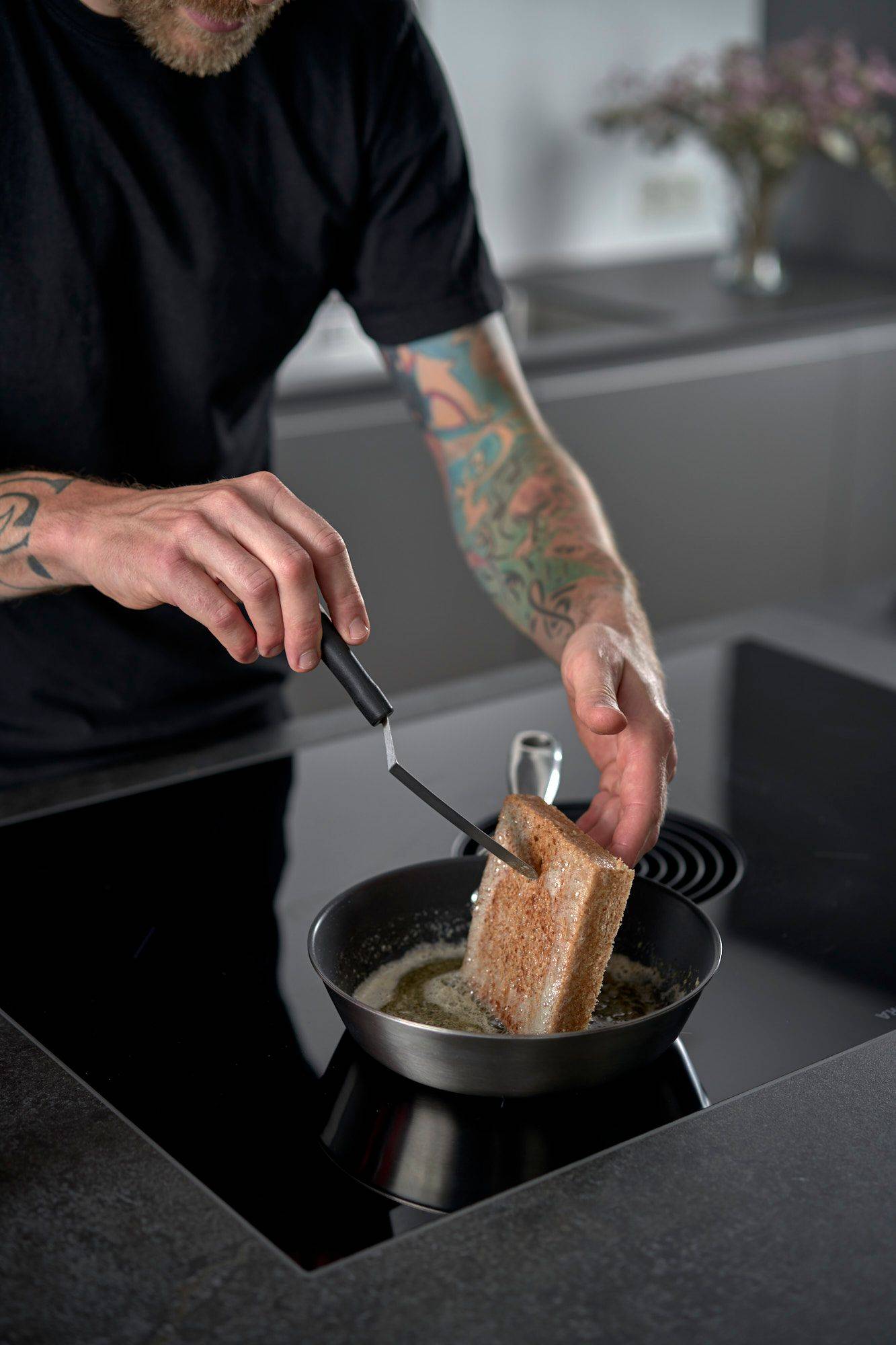 butter-brioche mann macht butter brioche in heimischer küche