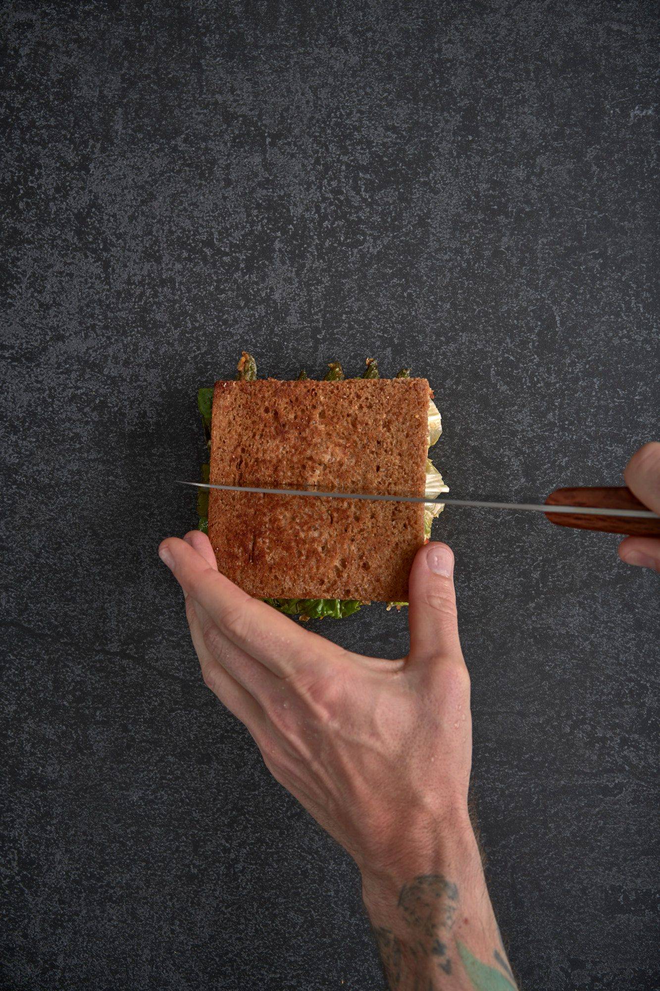 vegetarisches-spargel-katsu-sando-mit-nektarine-und-minz-mayonnaise-zusammensetzen vegetarisches spargel katsu sando mit nektarine und minz mayonnaise zusammensetzen auf grauem sapienstone top