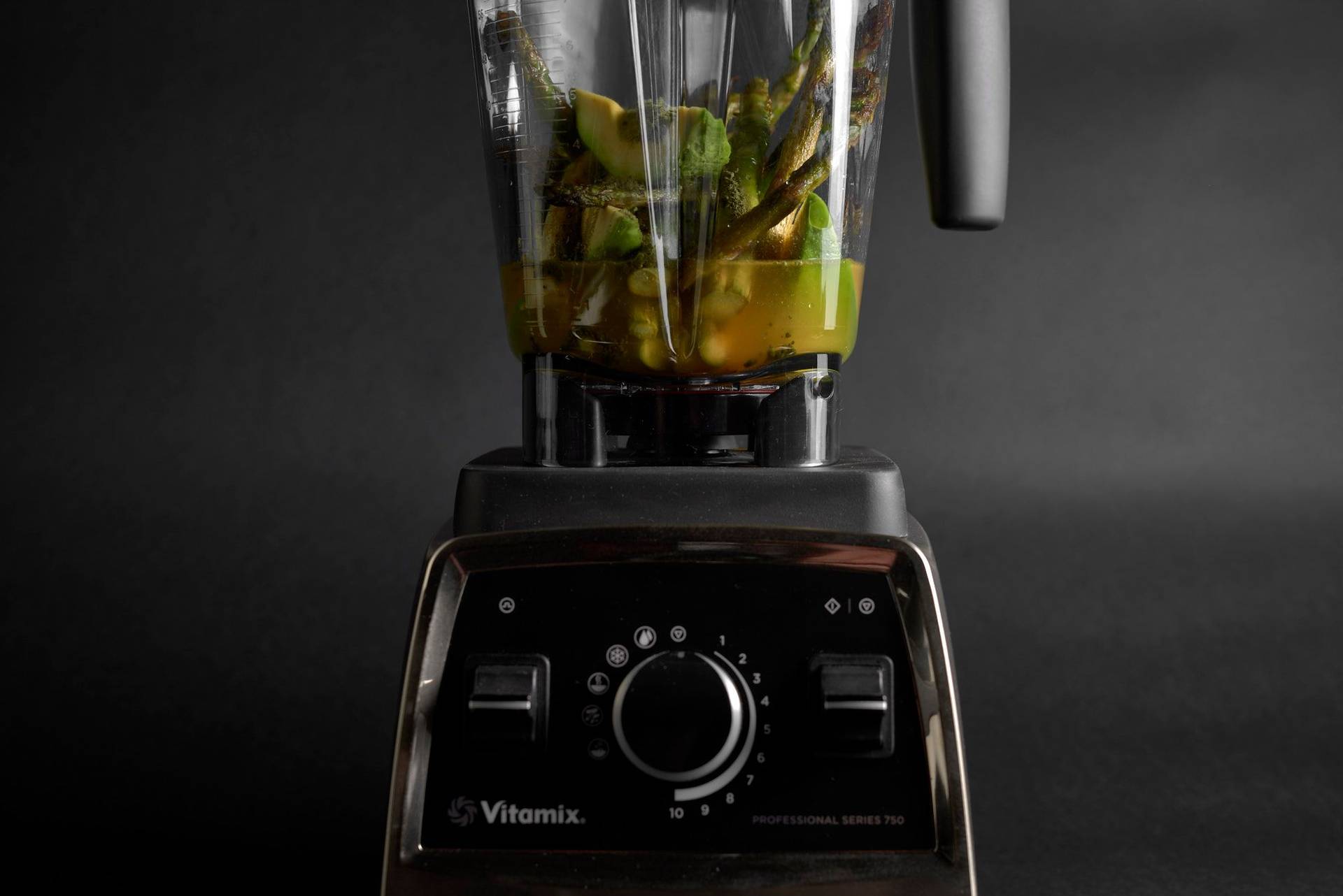 asparagus-matcha-sauce making asparagus-matcha sauce in a kitchen blender with black background