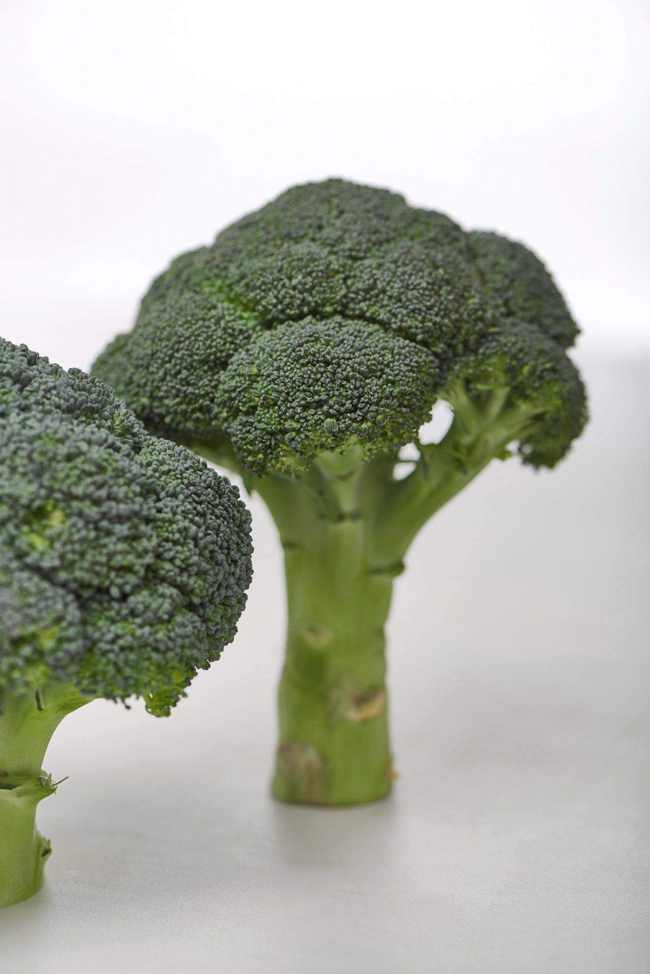 broccoli two broccolies on a white sapienstone top