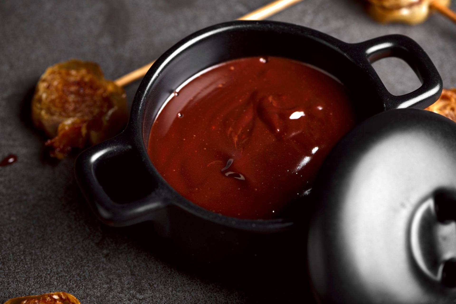 bacon-and-cinnamon-lollipop-with-dark-chocolate bacon and cinnamon lollipops with dark chocolate on a sapienstone top